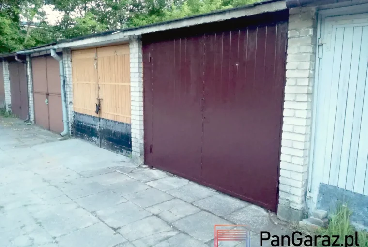 Wolnostojący garaż murowany na Mokotowie z zamkniętą brązową bramą stalową