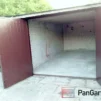 Wjazd do garażu na Mokotowie, utwardzony plac i otwarta dwuskrzydłowa brama stalowa