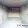 Wnętrze garażu 17 m2 przy ul. Samochodowej w Warszawie, ceglane ściany i betonowa posadzka